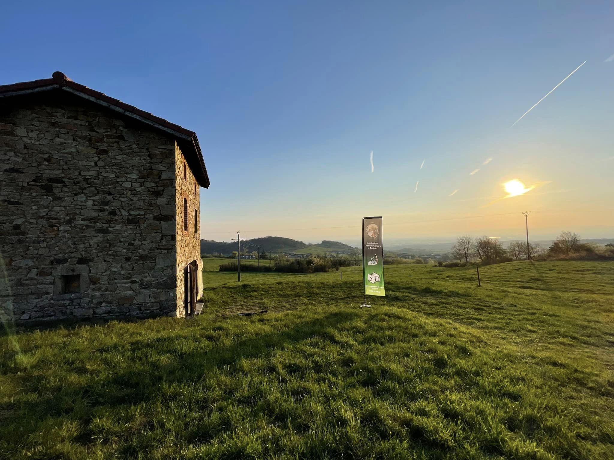 Vue extérieure de l'espace d'accueil du club de tir à l'arc Les Archers du Dahu